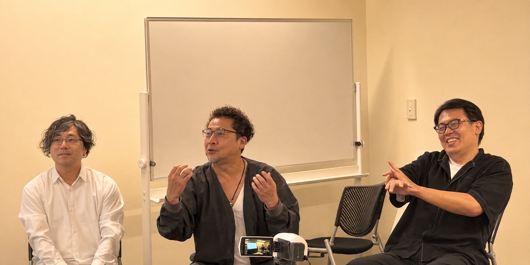 第1回 公開メディア会議。一人の発言に他のメディアマンが反応し、アイデアが連鎖していく様子